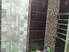 Использована стеклянная мозаика с глянцевой поверхностью. Подготовка основы: нанесение грунта и клея для мозаики. Укладка вручную, с соблюдением точности швов и равномерности.