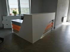 Сборка ресепшена с подсветкой из ЛДСП с декоративными вставками