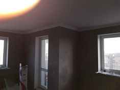 Малярные работы выполнены с акцентом на ровную поверхность и стойкое покрытие. Использовались краски на водной основе для создания свежего и чистого вида.