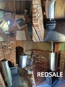 На фото начало установки чугунной банной печи и дымохода. Использовались инструменты: уровень, дрель, крепежи. Процесс включает: подготовку места, установку печи, монтаж дымохода.