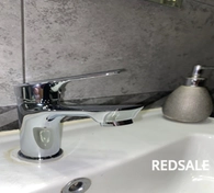 Была заменена гибкая подводка к смесителю и сам смеситель.