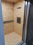 Обшивка стен фанерой лифта. Использовались высококачественная фанера, профессиональные инструменты для точного монтажа и отделки. Результат - надежная и эстетически приятная структура.