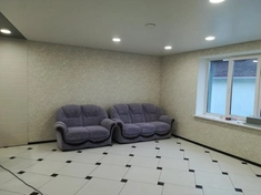 Использовались светлые, нейтральные оттенки, чтобы визуально увеличить пространство. Применялись новые обои, покраска стен и обновленная сантехника.