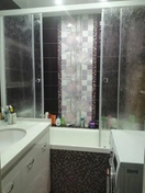 Использована раздвижная шторка из закаленного стекла с антикапельным покрытием. Крепления установлены на заранее подготовленные отверстия. Шторка закреплена ровно, обеспечена герметичность и плавность движения створок.