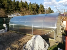 Теплица на деревянном фундаменте. Крепление поликарбоната стальными лентами