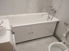 Укладка плитки на стены.
Утепление и установка стальной ванны.
Монтаж экрана мдф.