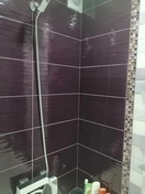 1. Использована керамическая плитка с матовым покрытием и влагостойкими свойствами.
2. Основа подготовлена: выровнена и загрунтована.
3. Плитка уложена ровными рядами, с минимальными швами для обеспечения герметичности.