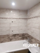 Укладка плитки на стены выполнена с использованием кафеля, клея и раствора. Подготовлена поверхность, плитка аккуратно уложена и закреплена.