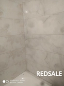 Уложил плитку на стены, используя высококачественный клей. Тщательно подбирал плитки, обеспечивая ровное покрытие стен.