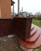 Декоративный камень на цоколе, выветренный сланец