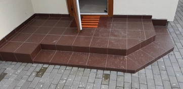 Крыльцо выполнено без использования уголков.