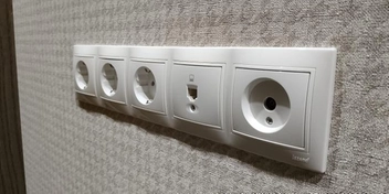 Ремонт двухштепсельной розетки с заменой внутренних контактов.
Использованы новые клеммы, проверено подключение проводов и заземление.