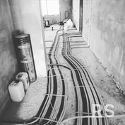 Коттедж. Прокладка умного дома. Все провода по полу в гофре.