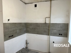 Облицовка плиткой рабочей зоны на кухни .