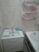 Подготовка – удаление старой ванны, выравнивание поверхности.
Установка – точное позиционирование ванны и крепление.
Завершение – герметизация швов, фиксация аксессуаров. Использовались: клей, герметик, инструменты.