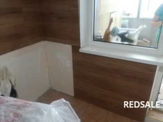 На фото укладка керамогранита 60/120 в рабочей зоне кухни. Использовались профессиональные инструменты и качественные материалы.