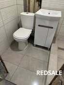 На фото укладка керамогранита размером 30/60 на пол. Использовались профессиональные инструменты и качественные материалы. Работы выполнены с высокой точностью и аккуратностью.