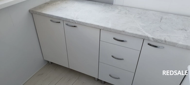 Тумба из ЛДСП изготовлена по индивидуальному заказу с учётом всех пожеланий клиента. Использованы качественные материалы для долговечности. Процесс включал проектирование, сборку каркаса, установку фурнитуры и финальную обработку поверхности.