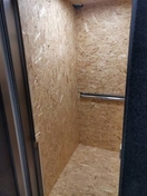 Вид налево. Осуществил монтаж стеновых панелей в лифте, используя профессиональные методы и качественные стеновые элементы. Результат - стильное и прочное оформление интерьера лифта.