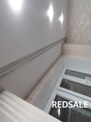 Натяжной потолок с карнизной нишей , тоже с полотном .