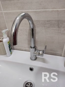 Установка нового смесителя в ванной комнате.