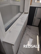 На фото подоконник из керамогранита. Использованы прочные материалы и точные измерения. Работы выполнены профессионально и аккуратно.