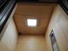 Малый лифт. Потолок. Применены высококачественная фанера, инструменты для точной установки и отделки. Результат - прочные и стильные стены, эффектный потолок.