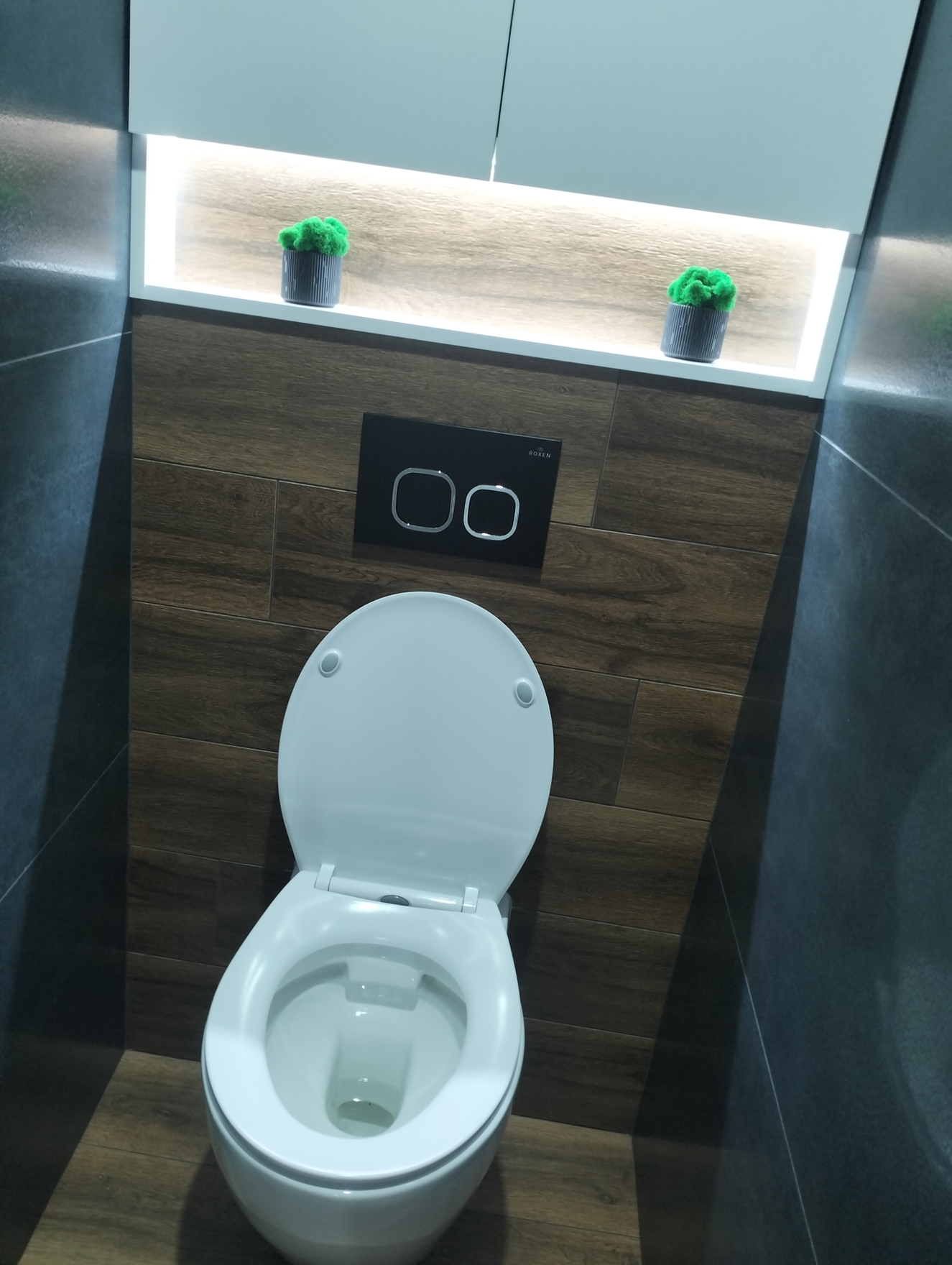 Монтаж подвесного унитаза с установкой скрытой инсталляции, креплением кнопки смыва и декоративной отделкой ниши. Выполнено за 2 часа.