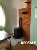 На фото изображена установка чугунной печи с отопительным щитком, выполненная из огнеупорного кирпича.