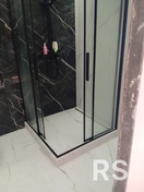 Установка душевой кабины выполнена на подготовленное основание с качественной герметизацией. Применены стеклянные створки и черная фурнитура. Все швы обработаны герметиком.