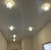 Натяжные потолки со встроенными светильниками