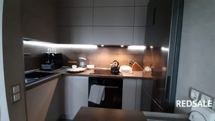 На фото подсветка зоны столешницы на кухне. Использованы светодиодные ленты высокой яркости и долговечности.