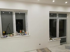 Выполнена покраска стен в белый цвет, применяя высококачественную белую краску и профессиональные методы. Результат — светлое и свежее оформление помещения.