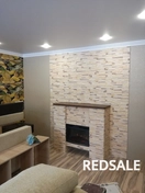 Внимательно уложил декоративный камень, аккуратно обрабатывая каждый элемент. Использовал специализированный клей, обеспечивая прочное и эстетичное покрытие поверхности.