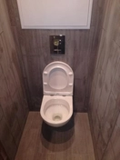 Комплексный ремонт туалета. Использовались кафель, сантехника, штукатурка. Демонтировали, подготовили поверхности, укладывали кафель, установили сантехнику, завершили отделку.