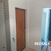 Использовались материалы: плиточный клей, грунтовка, малярный скотч, краска.