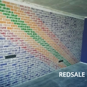 На стене выполнен декоративный кирпич, имитирующий фактуру натурального материала.
Использовались: плиточный клей, грунтовка, малярный скотч и краска.
Кирпичи создавались вручную: нанесение клея, формировка, покраска.