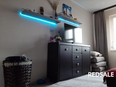 На фото ремонт квартиры с подсветкой и парящими полками.