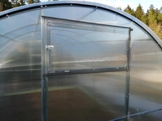 Дверца и форточка внахлест, соединения проклеены лентой