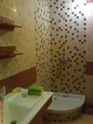 Укладка плитки санузла и установка поддона и умывальника 