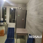 Надоели обои на стенах. Приклеем ламинат. Смотрите как классно получается.