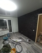 Декоративный камень, жидкие обои и ламинат