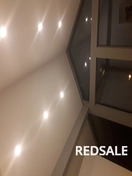 Натяжной потолок в деревянном доме с без рамном остеклен .