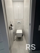 Выполнил ремонт санузла под ключ: уложена крупноформатная керамическая плитка, установлен подвесной унитаз с инсталляцией и биде-приставкой, смонтированы полотенцедержатель и ниша с подсветкой.