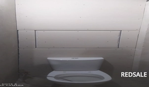 Выполнена зашивка стояка в санузле с использованием влагостойкого гипсокартона. Установлен ревизионный люк для доступа к трубам.