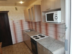 Сборка кухни выполнена с высоким уровнем точности. Использованы надежные крепежные элементы и инструменты для монтажа. Процесс включал установку нижних и верхних шкафов, подключение техники и регулировку дверей для идеального закрытия.