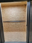  Обшил стены фанерой, создавая стильное оформление лифта. Применялась высококачественная фанера, профессиональные инструменты для точного монтажа и отделки.