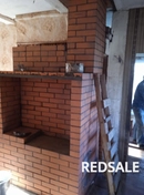 На фото представлена отопительно-варочная печь, совмещающая функции обогрева и приготовления пищи.
Использованы шамотный кирпич, чугунная плита, дверцы и печной раствор.