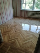 Лакировка паркетного пола - это важный этап, который придает полу красивый блеск, защищает его от износа и влаги, а также делает его более долговечным. 
Подготовка поверхности.
Нанесение лака.
Завершение и отделка.