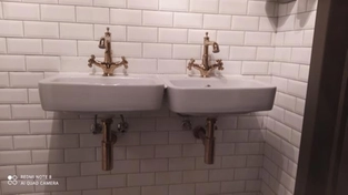 Умывальник был надежно закреплен на стене, учитывая его вес и обеспечивая стабильность конструкции.